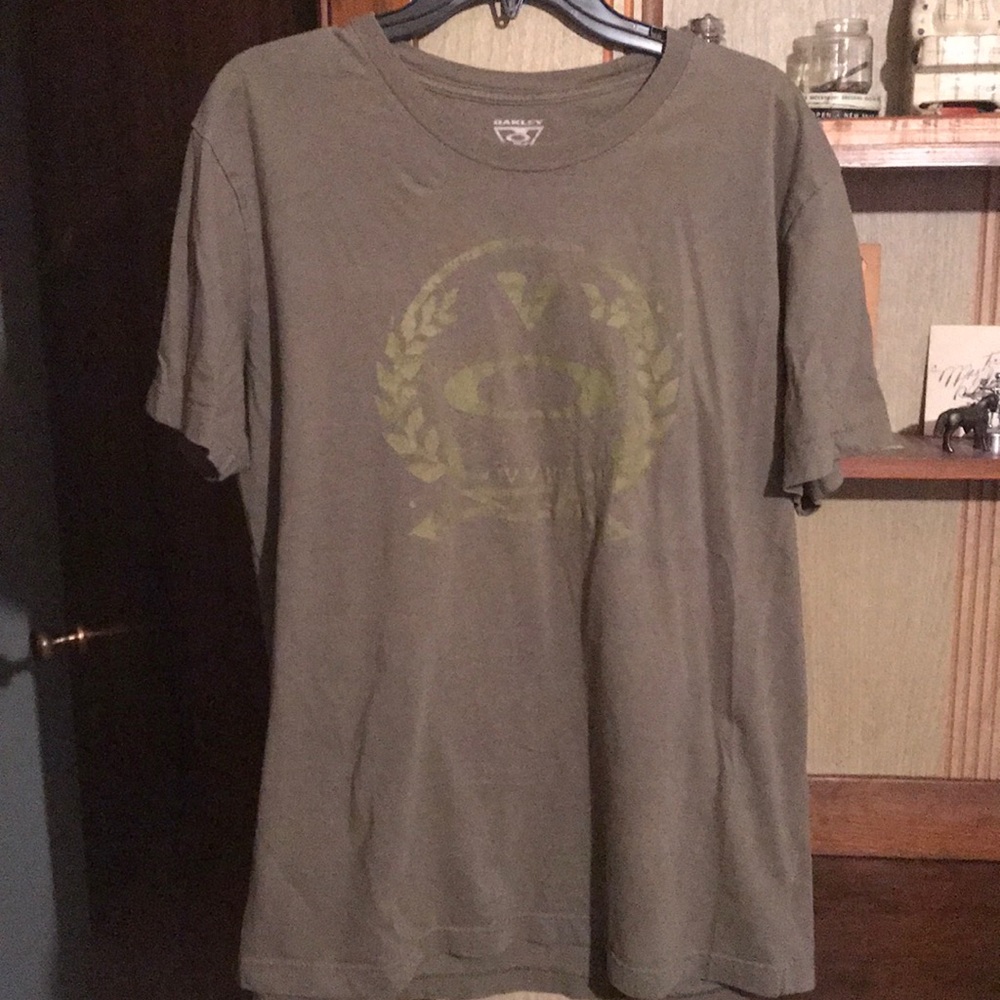Men’s Oakley t-shirt